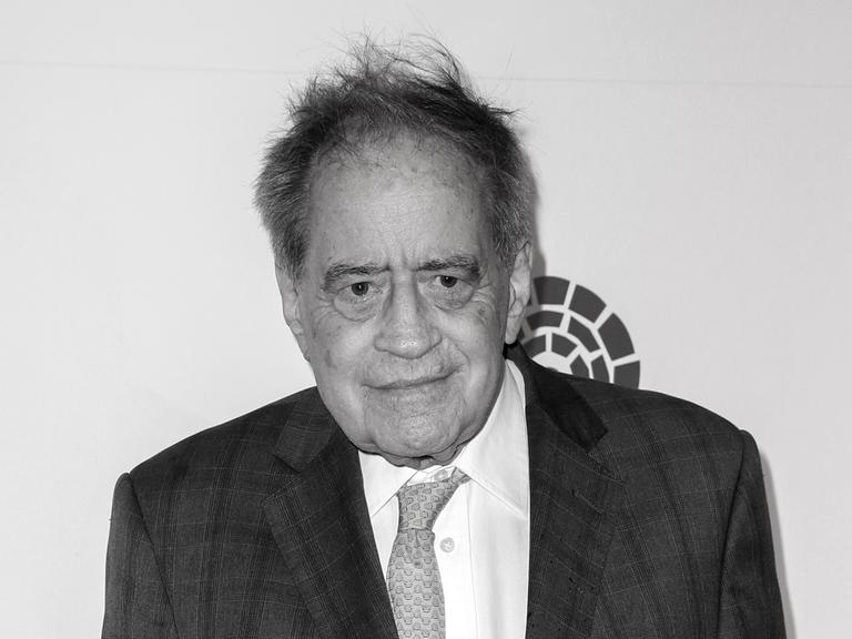 Das Schwarz-Weiß-Bild zeigt einen hochbetagten Arthur Cohn im Porträt.