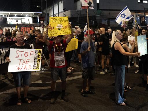 Menschen demonstrieren in Tel Aviv für ein schnelles Ende des Krieges gegen die Hamas im Gazastreifen.