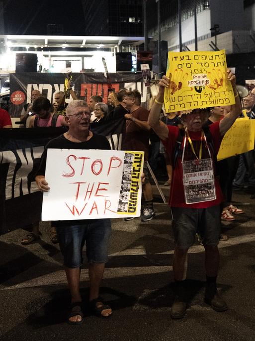 Menschen demonstrieren in Tel Aviv für ein schnelles Ende des Krieges gegen die Hamas im Gazastreifen.