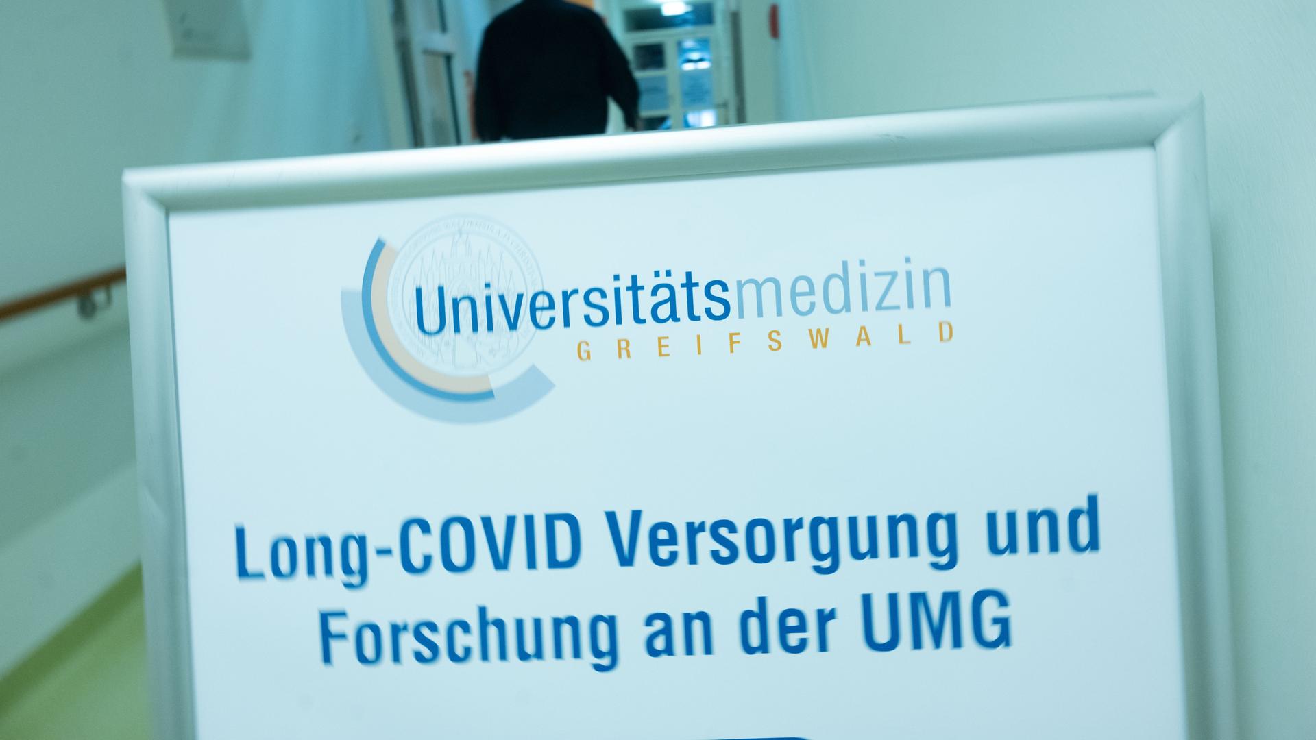Ein steht vor der Long-Covid-Ambulanz der Universitätsmedizin Greifswald (UMG). Zu der Post- oder Long-Covid Erkrankung, die nach einer Corona-Infektion auftreten kann, werden laut UMG über 200 Symptome gezählt. 