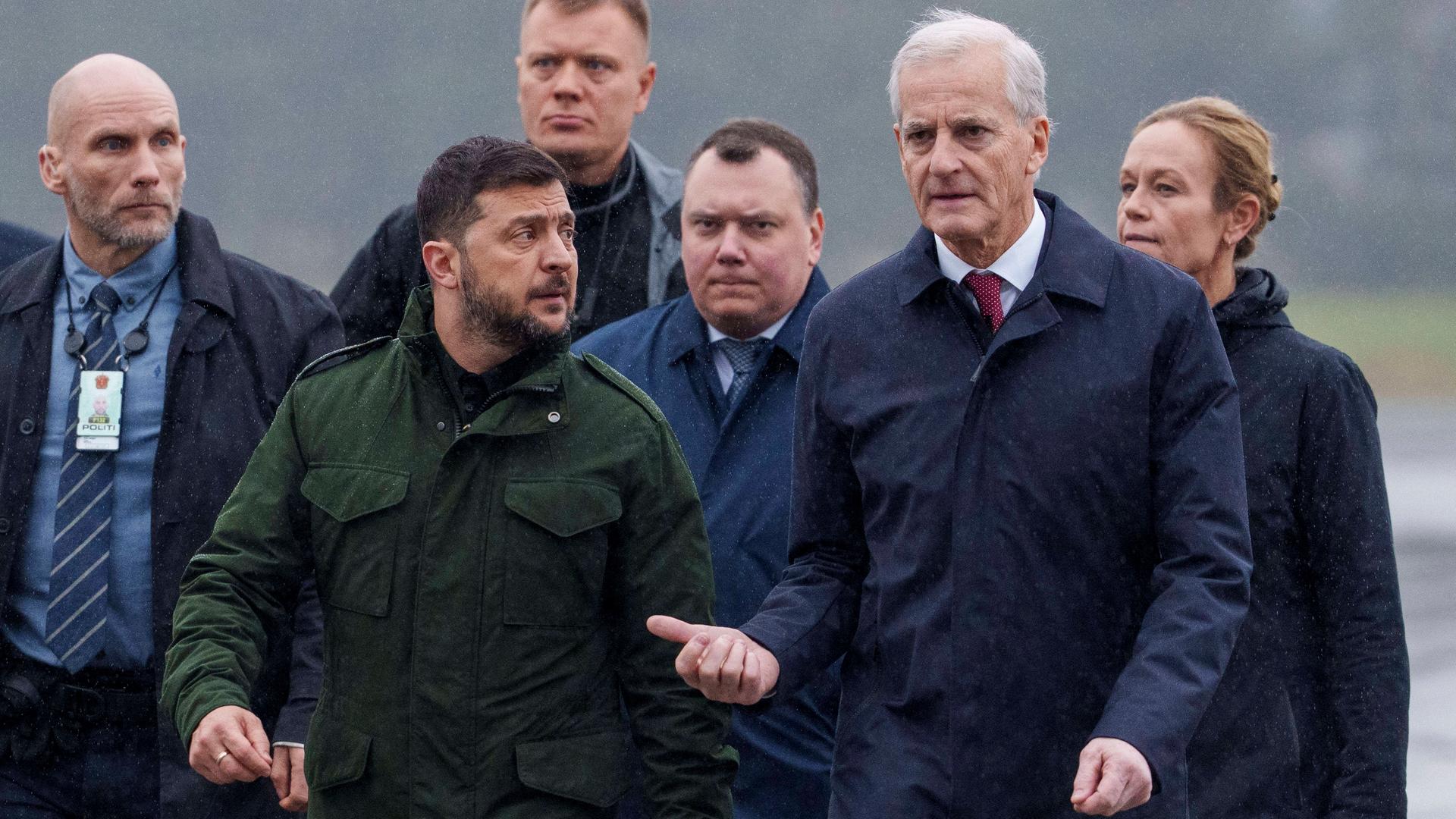 Der ukrainische Präsident Selenskyj und der norwegische Ministerpräsident Store gehen nebeneinander. Hinter ihnen sind noch andere Mitarbeiter und Sicherheitsleute. Der ukrainische Präsident Selenskyj und der norwegische Ministerpräsident Store gehen nebeneinander. Hinter ihnen sind noch andere Mitarbeiter und Sicherheitsleute.