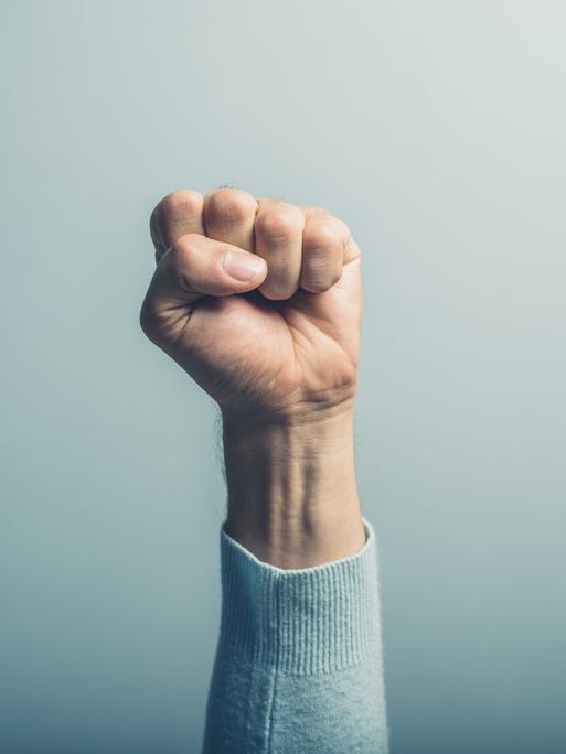 Eine Faust ist in die Luft gestreckt