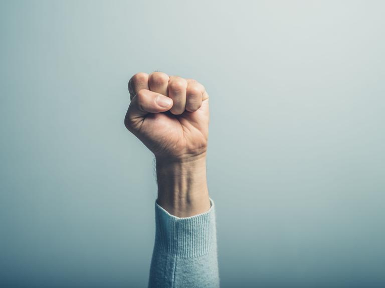 Eine Faust ist in die Luft gestreckt