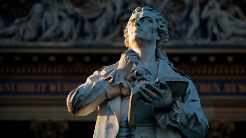 Das Schiller Monument in Wiesbaden zeigt den Literaten nachdenkend mit einem Buch in den Händen.