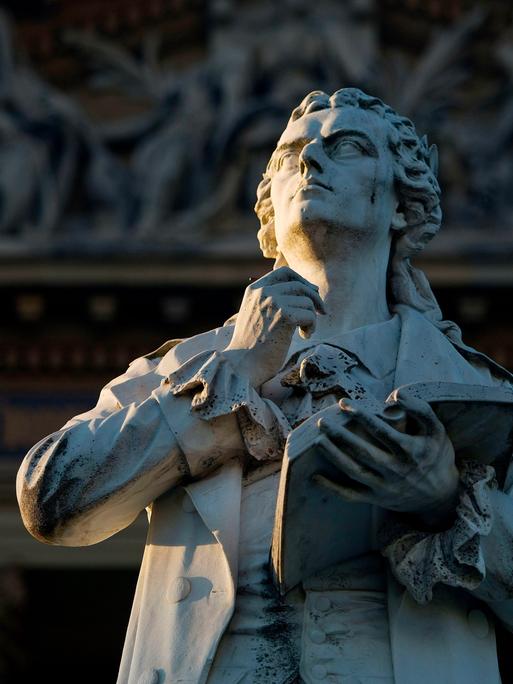 Das Schiller Monument in Wiesbaden zeigt den Literaten nachdenkend mit einem Buch in den Händen.