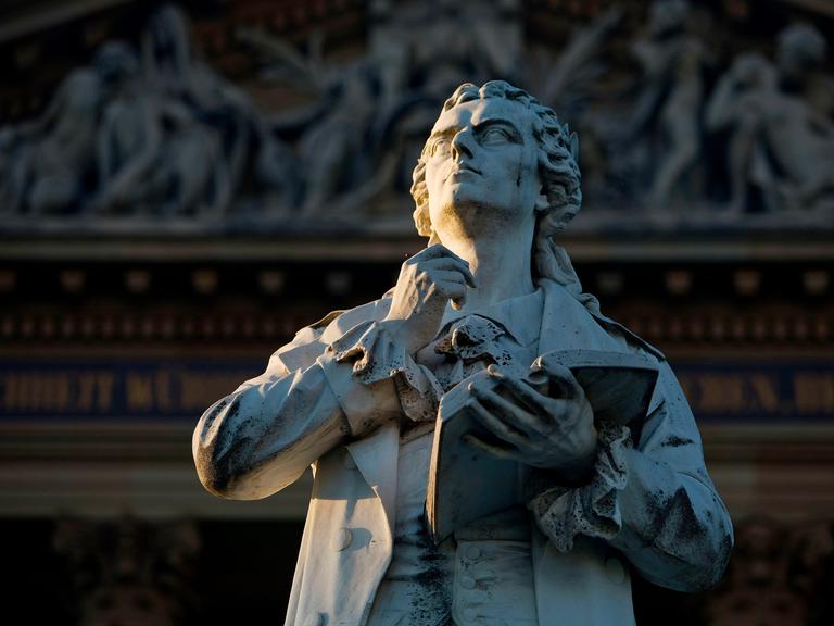 Das Schiller Monument in Wiesbaden zeigt den Literaten nachdenkend mit einem Buch in den Händen.