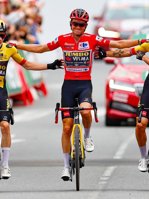 Die drei Erstplatzierten der Spanien-Rundfahrt Jonas Vingegaard (li.), gesamtsieger Sepp Kuss (Mitte) und der Drittplatzierte Primoz Roglic