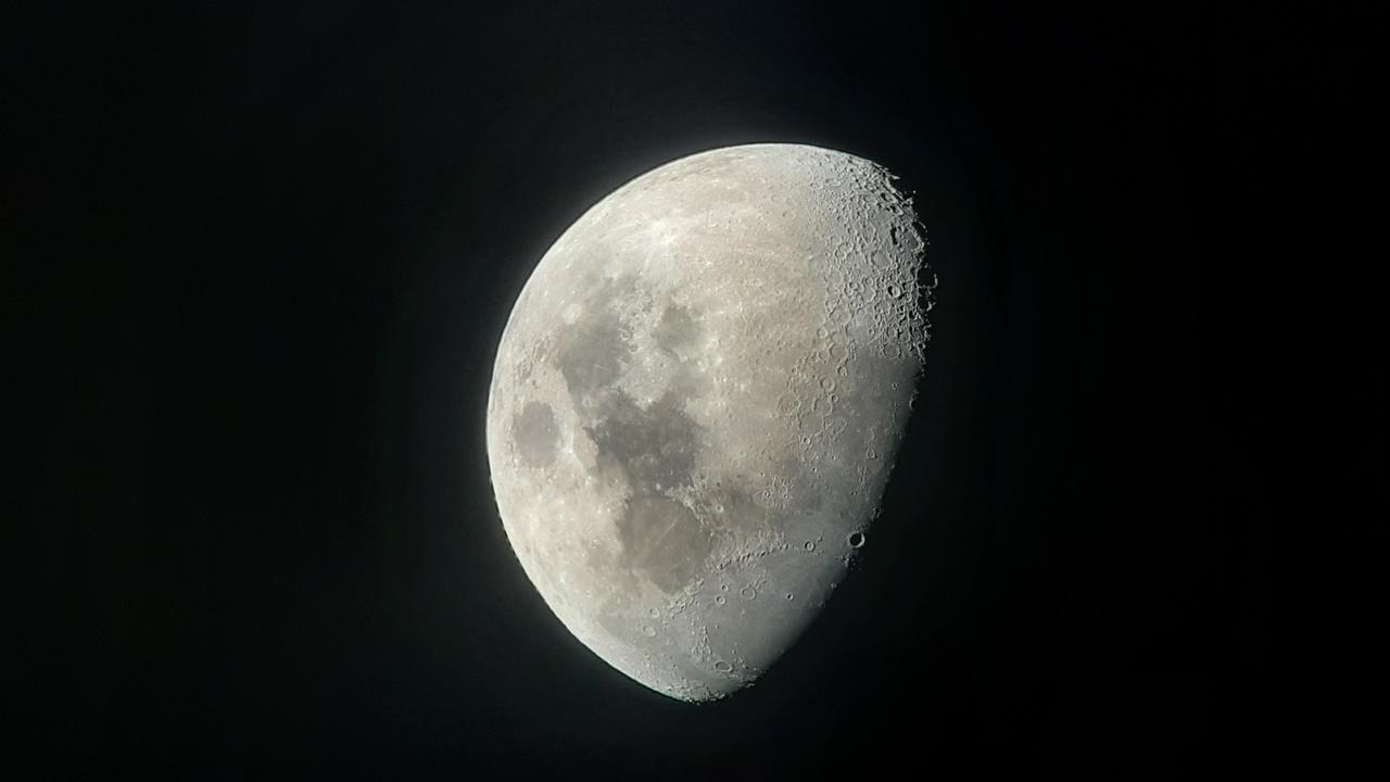 Man sieht eine schwarz-weiße Aufnahme des Mondes