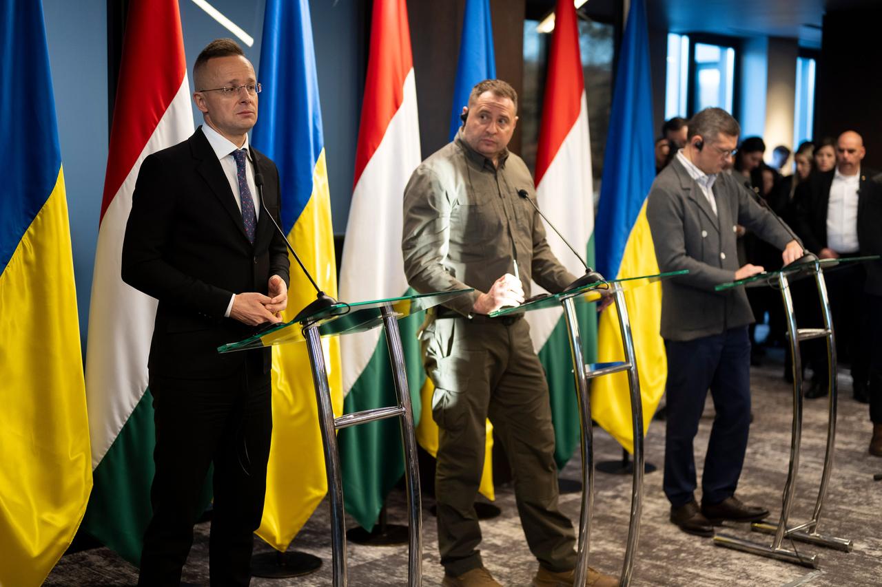 Peter Szijjarto (l), Außenminister von Ungarn, spricht während einer Pressekonferenz mit Dmytro Kuleba (r), Außenminister von Ukraine, und Andrij Jermak, Chef des Präsidentenbüros. 