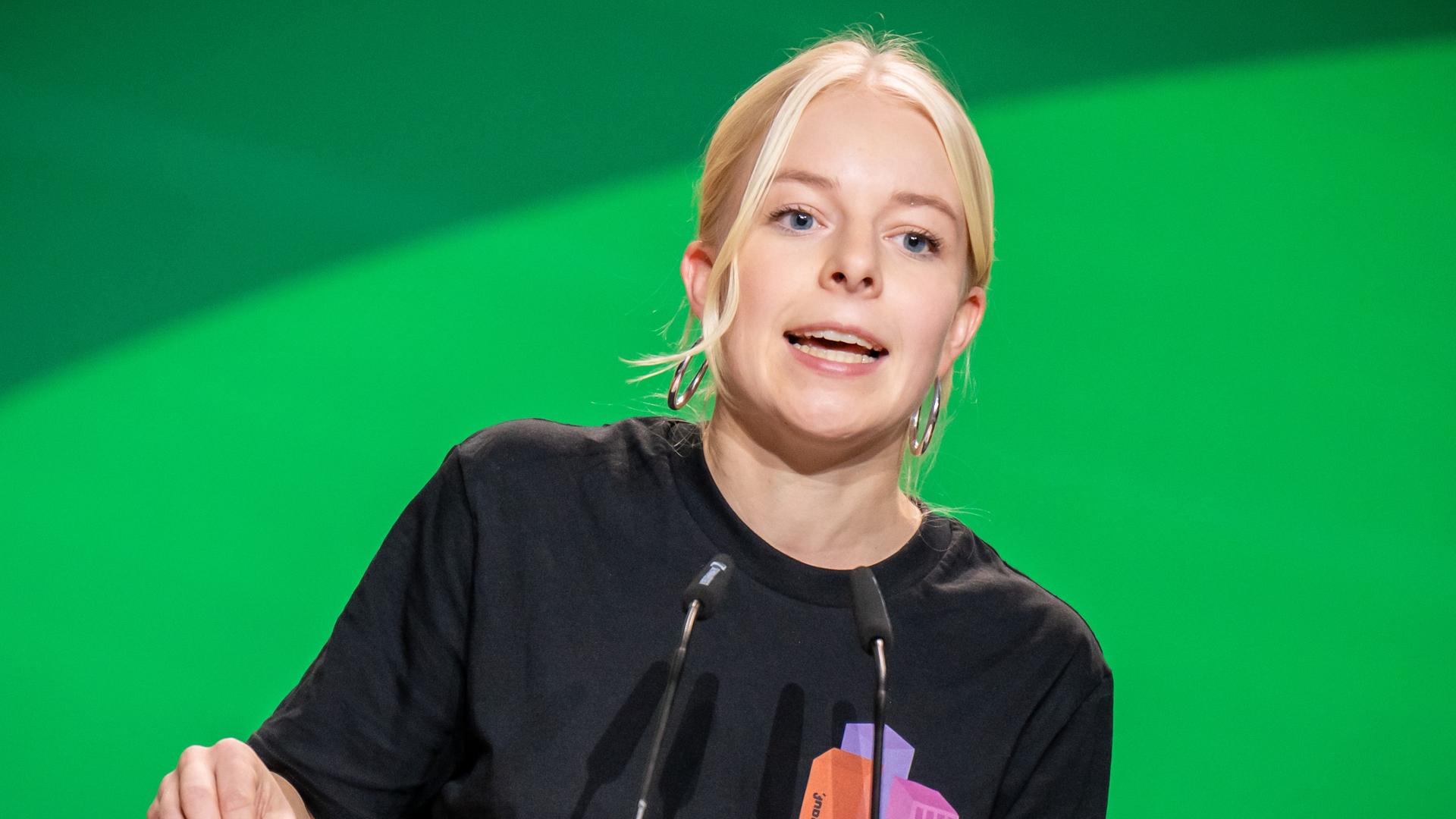 Jette Nietzard, Sprecherin der Grünen Jugend, spricht bei der Bundesdelegiertenkonferenz der Grünen in Wiesbaden. 