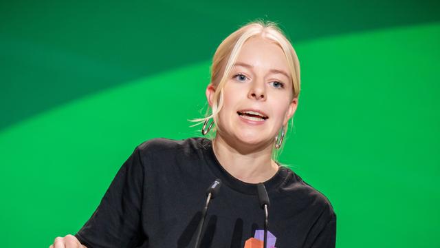 Jette Nietzard, Sprecherin der Grünen Jugend, spricht bei der Bundesdelegiertenkonferenz der Grünen in Wiesbaden. 
