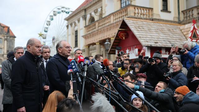 Bundeskanzler Olaf Scholz (l, SPD) und Reiner Haseloff (CDU), Ministerpräsident von Sachsen-Anhalt, besuchen den Ort der tödlichen Attacke auf dem Weihnachtsmarkt.