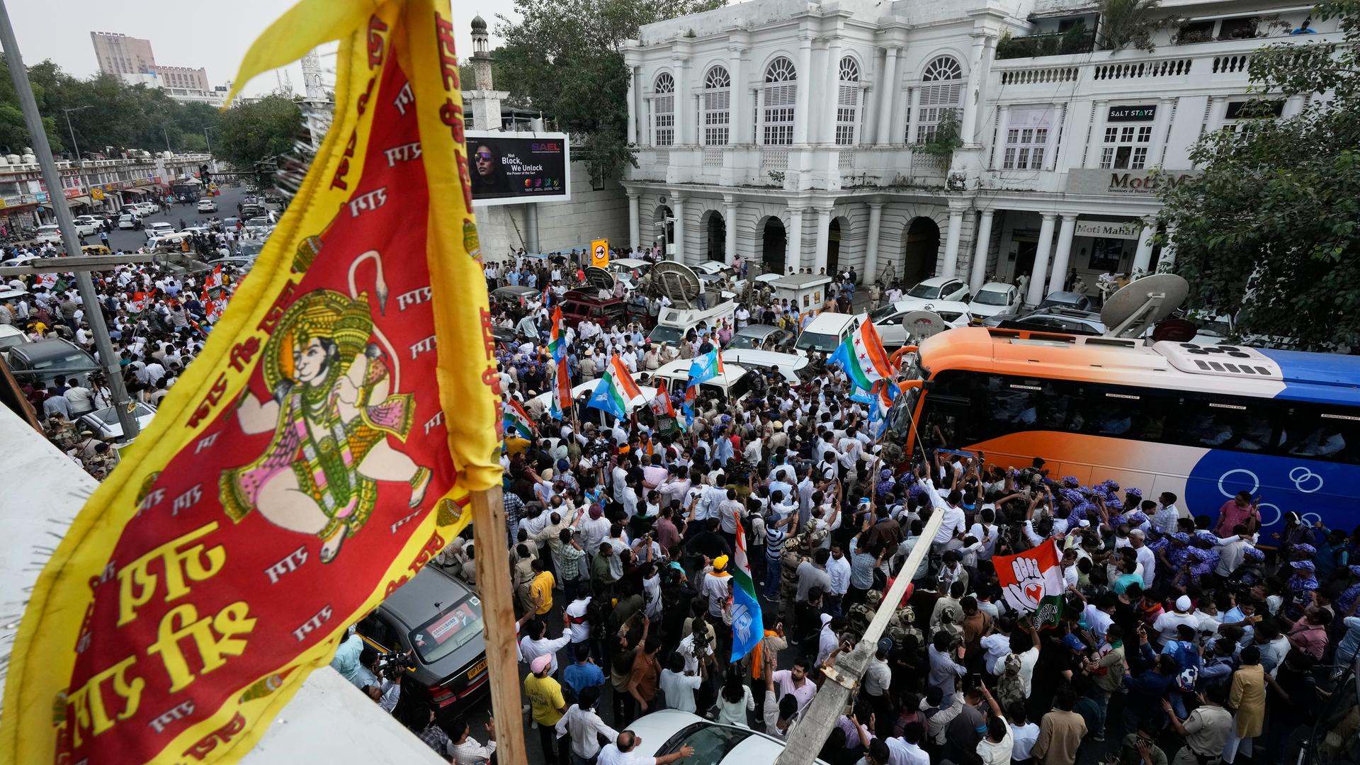 Eine große Menschenmenge in Indien in der Stadt Neu-Delhi. Die Menschen protestieren gegen die Streichung von Namen aus den Wählerlisten. 