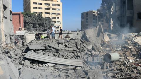 Menschen inspizieren ein durch einen israelischen Angriff völlig zerstörtes Haus in der libanesischen Stadt Tyre im Süden des Libanon.