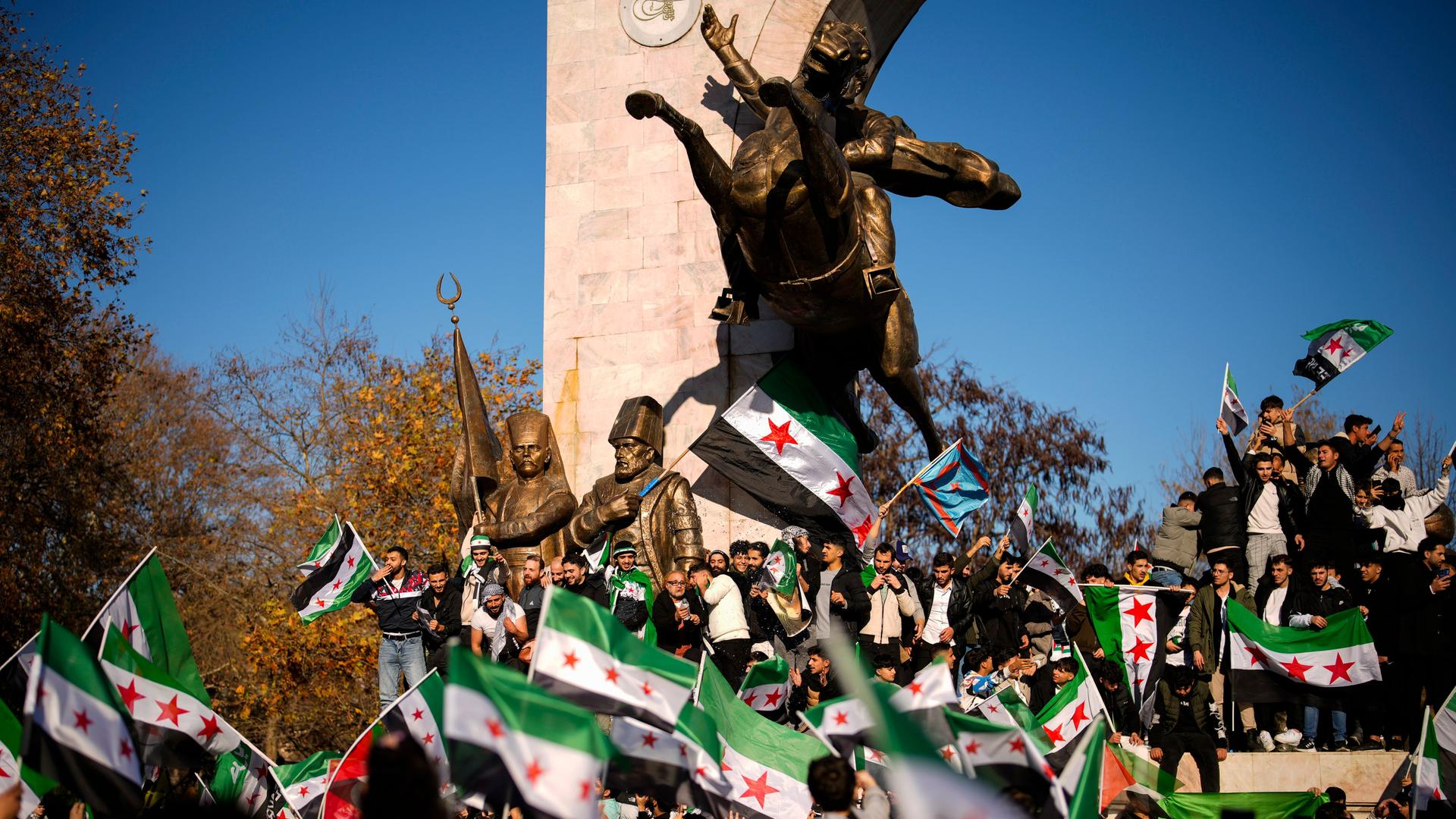 Menschen in Istanbul feiern mit Flaggen der syrischen Opposition den Sturz von Baschar al-Assad.