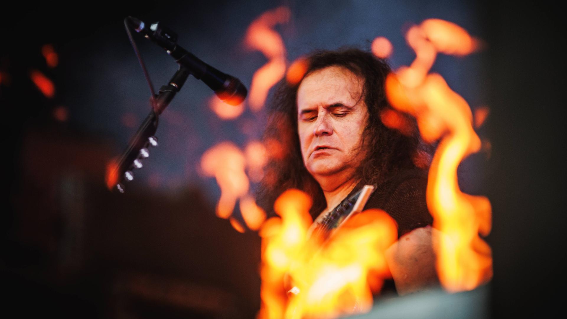 Die deutsche Thrash-Metal-Band Kreator gibt ein Live-Konzert während des dänischen Heavy-Metal-Festivals Copenhell 2025 in Kopenhagen. Hier ist Sänger und Gitarrist Miland Petrozza live auf der Bühne zu sehen.