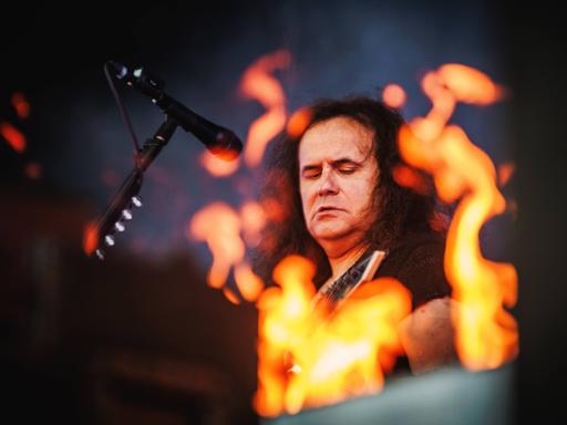Die deutsche Thrash-Metal-Band Kreator gibt ein Live-Konzert während des dänischen Heavy-Metal-Festivals Copenhell 2025 in Kopenhagen. Hier ist Sänger und Gitarrist Miland Petrozza live auf der Bühne zu sehen.