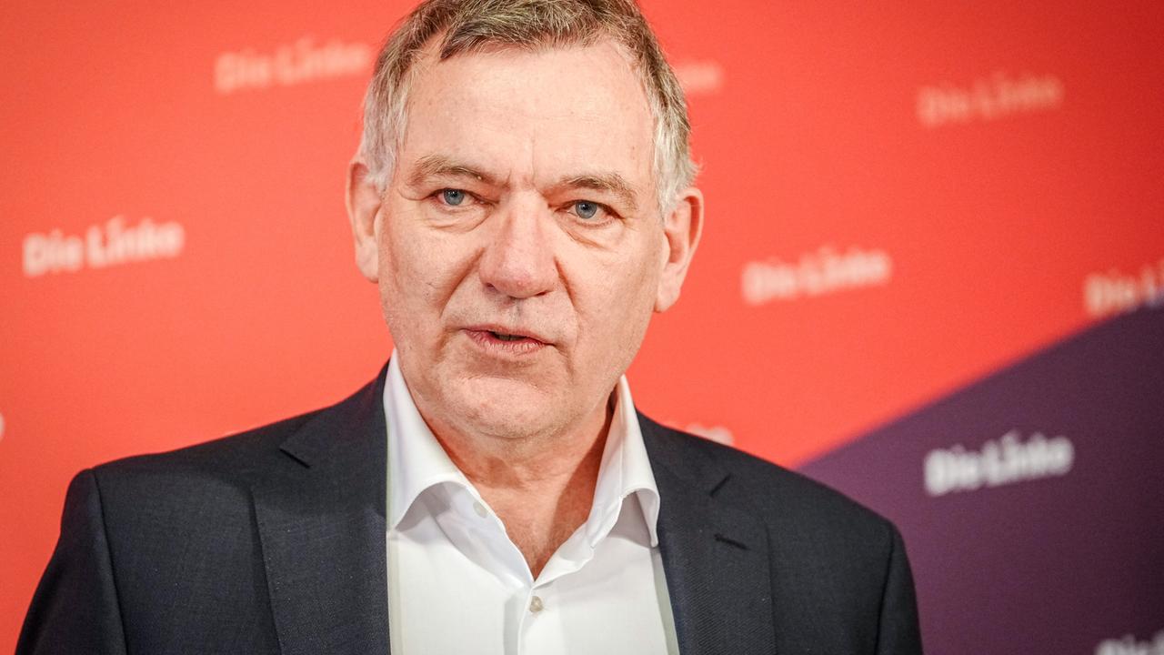 Jan van Aken, Parteivorsitzender der Partei Die Linke, gibt nach der Präsidiumssitzung seiner Partei eine Pressekonferenz.