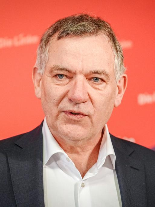 Jan van Aken, Parteivorsitzender der Partei Die Linke, gibt nach der Präsidiumssitzung seiner Partei eine Pressekonferenz.