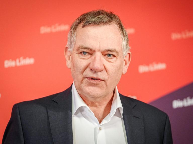 Jan van Aken, Parteivorsitzender der Partei Die Linke, gibt nach der Präsidiumssitzung seiner Partei eine Pressekonferenz.