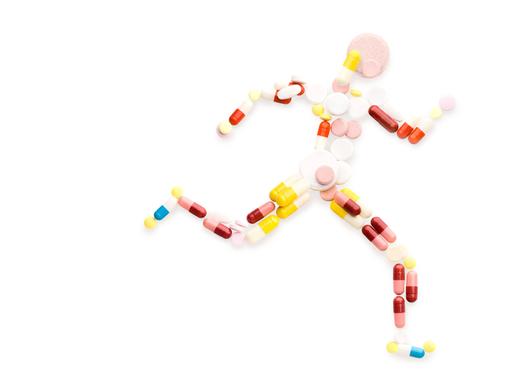 Eine Illustration zeigt eine sprintende Person, die komplett aus Tabletten besteht. Eine Illustration zeigt eine sprintende Person, die komplett aus Tabletten besteht.