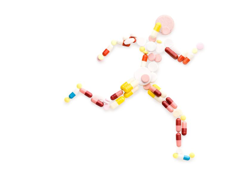 Eine Illustration zeigt eine sprintende Person, die komplett aus Tabletten besteht. Eine Illustration zeigt eine sprintende Person, die komplett aus Tabletten besteht.