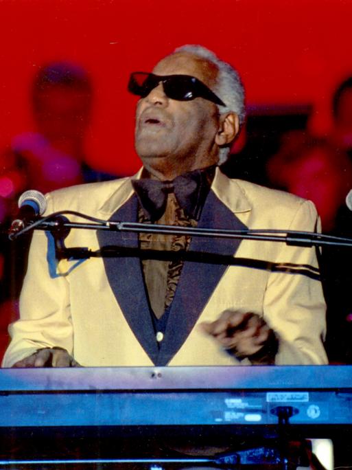Der Musiker Ray Charles spielt am Klavier. Der Musiker Ray Charles spielt am Klavier.