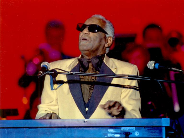 Der Musiker Ray Charles spielt am Klavier. Der Musiker Ray Charles spielt am Klavier.