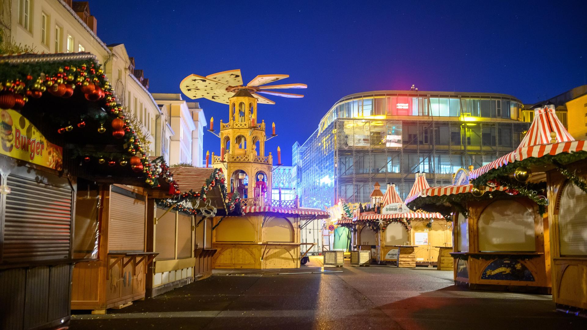 Der noch geschlossene und sich im Aufbau befindende Magdeburger Weihnachtmarkt am Abend. 