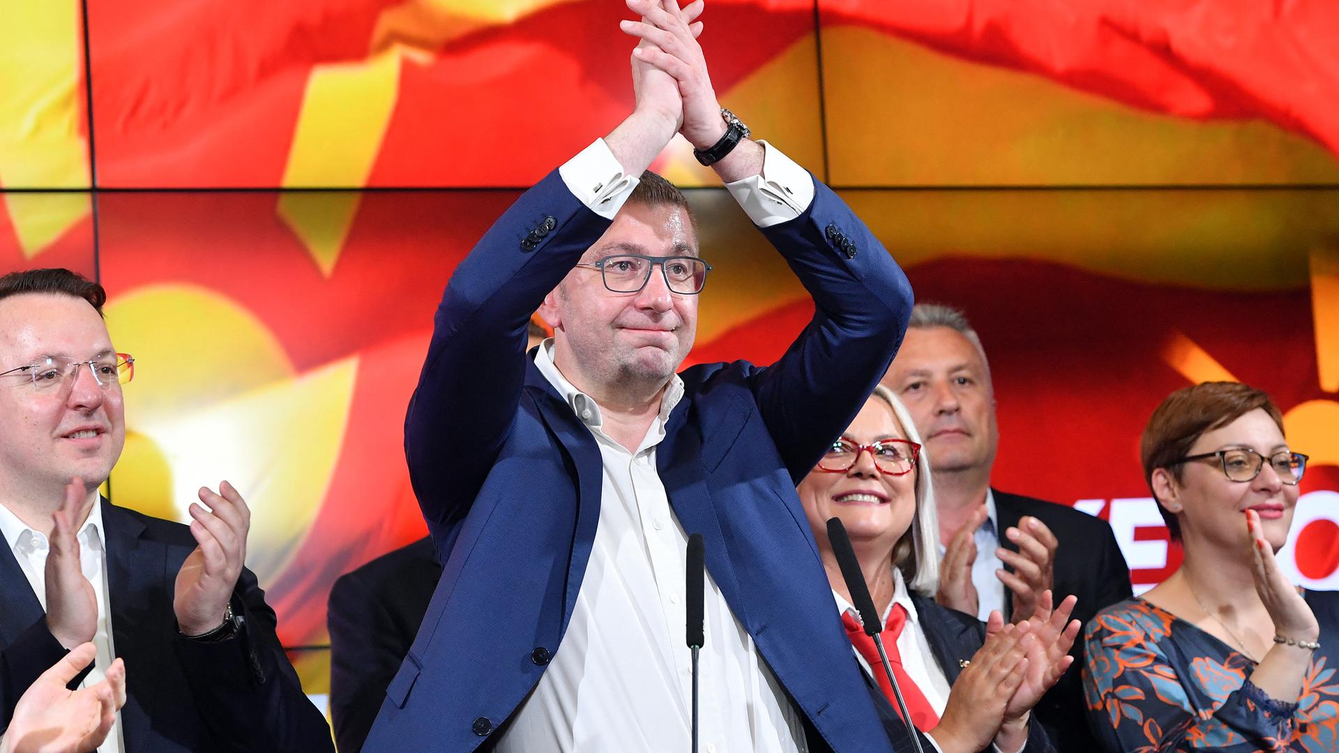 Hiristijan Mickoski mit einer Siegerpose nach der Parlamentswahl in Nordmazedonien