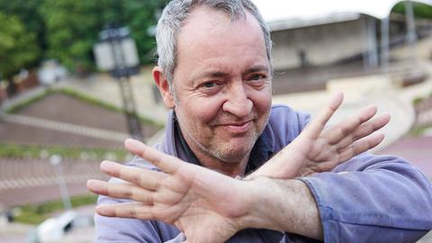 Der Musiker und Sänger Rainald Grebe steht bei einem Fototermin in der Waldbühne. Grebe wird am 29. Juli 2023 in der Waldbühne ein Konzert geben.