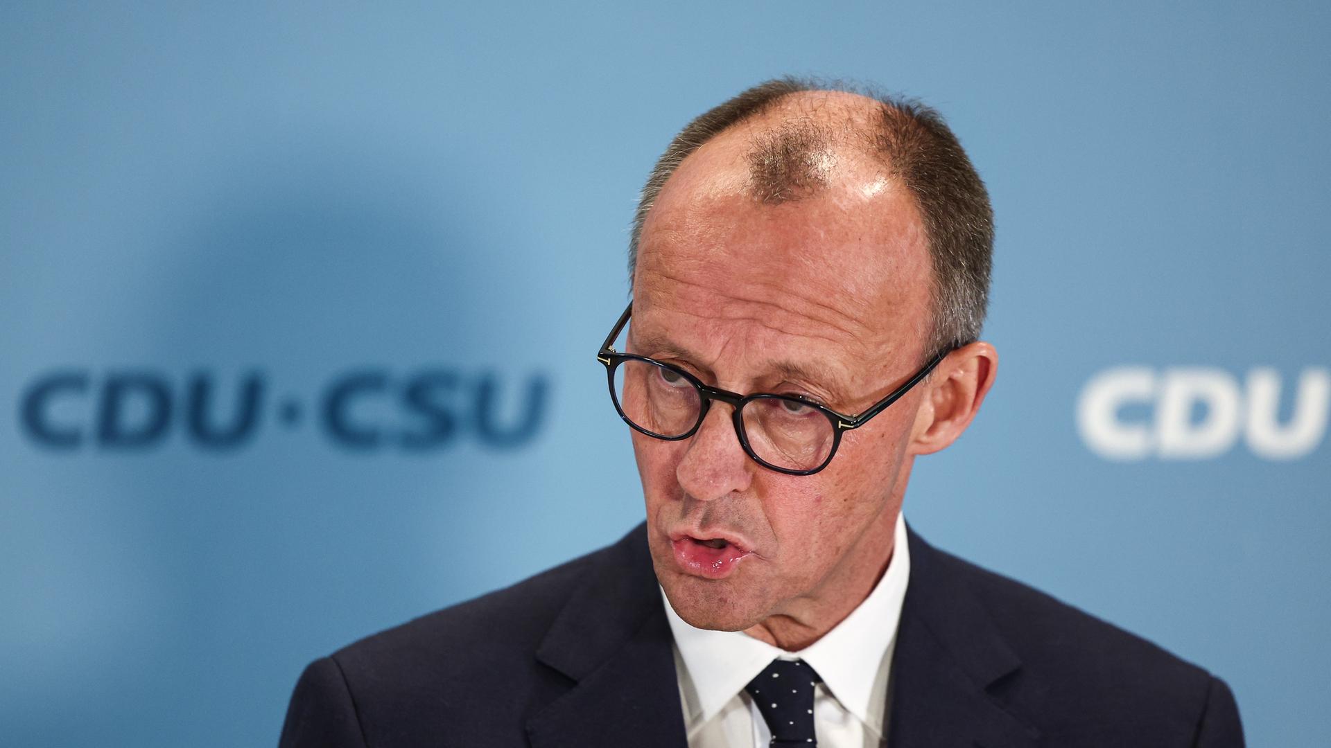 Friedrich Merz, Unions-Kanzlerkandidat, CDU-Bundesvorsitzender und Fraktionsvorsitzender der CDU/CSU-Fraktion im Bundestag, bei seinem Statement zu dem tödlichen Angriff in einem Park in Aschaffenburg.