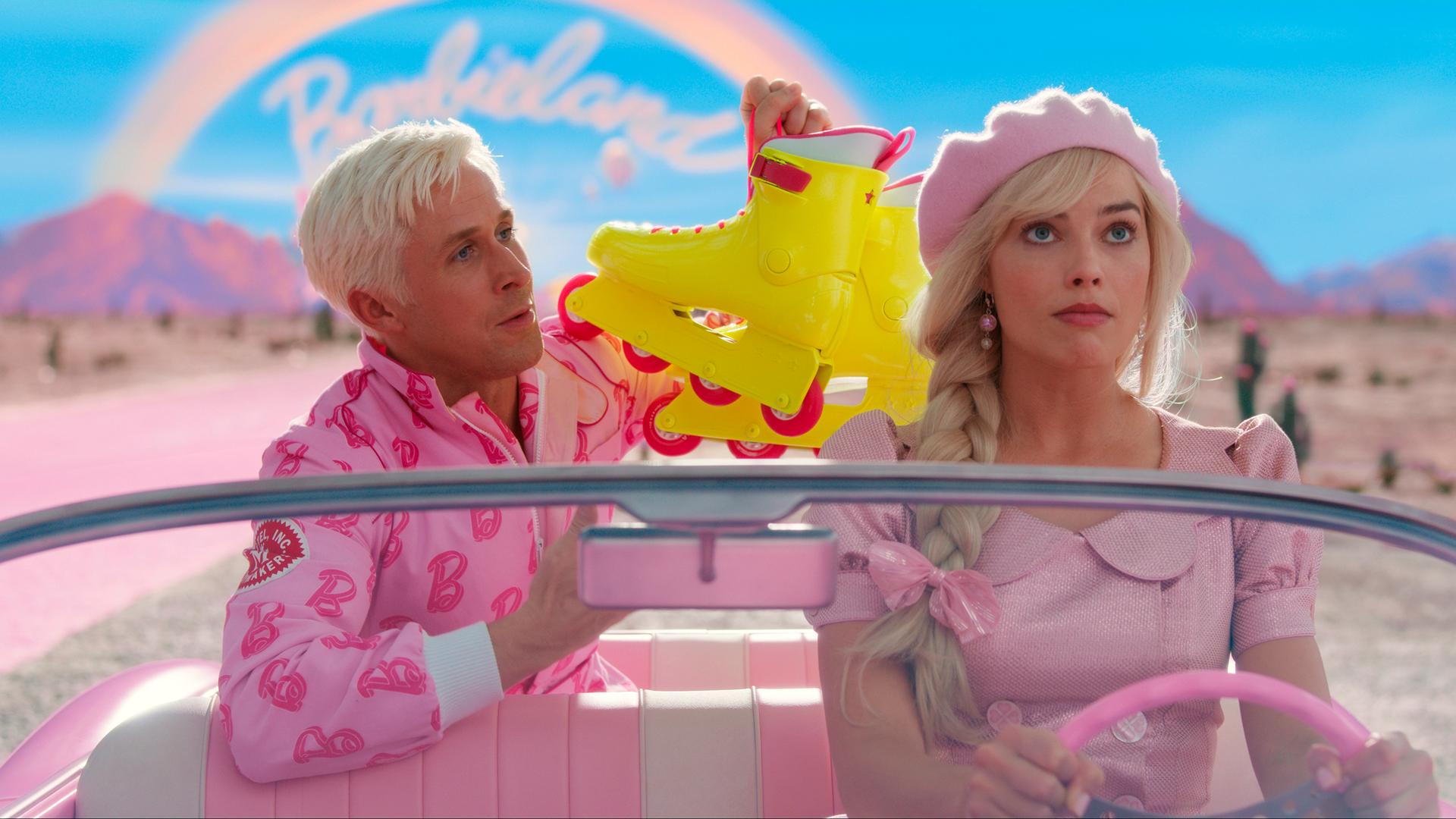 Szenenbild aus dem Film "Barbie" von Greta Gerwig mit Ryan Gosling (l.) und Margot Robbie (r.) in den Hauptrollen.