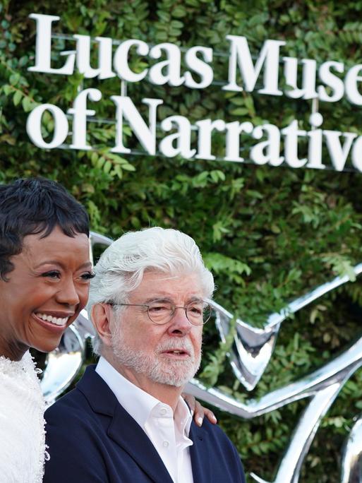 Mellody Hobson (links) und George Lucas treffen in Los Angeles bei der Feier zur Eröffnung des Lucas Museum of Narrative Art ein. Mellody Hobson (links) und George Lucas treffen in Los Angeles bei der Feier zur Eröffnung des Lucas Museum of Narrative Art ein.