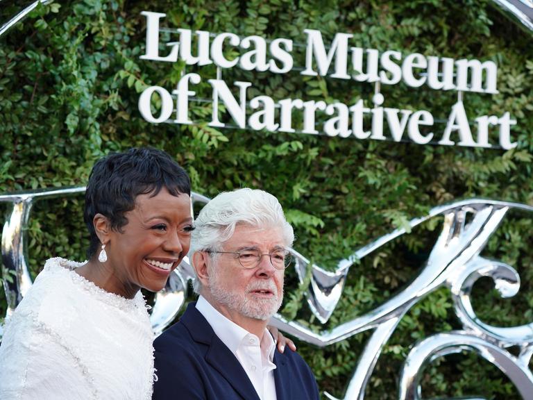 Mellody Hobson (links) und George Lucas treffen in Los Angeles bei der Feier zur Eröffnung des Lucas Museum of Narrative Art ein. Mellody Hobson (links) und George Lucas treffen in Los Angeles bei der Feier zur Eröffnung des Lucas Museum of Narrative Art ein.