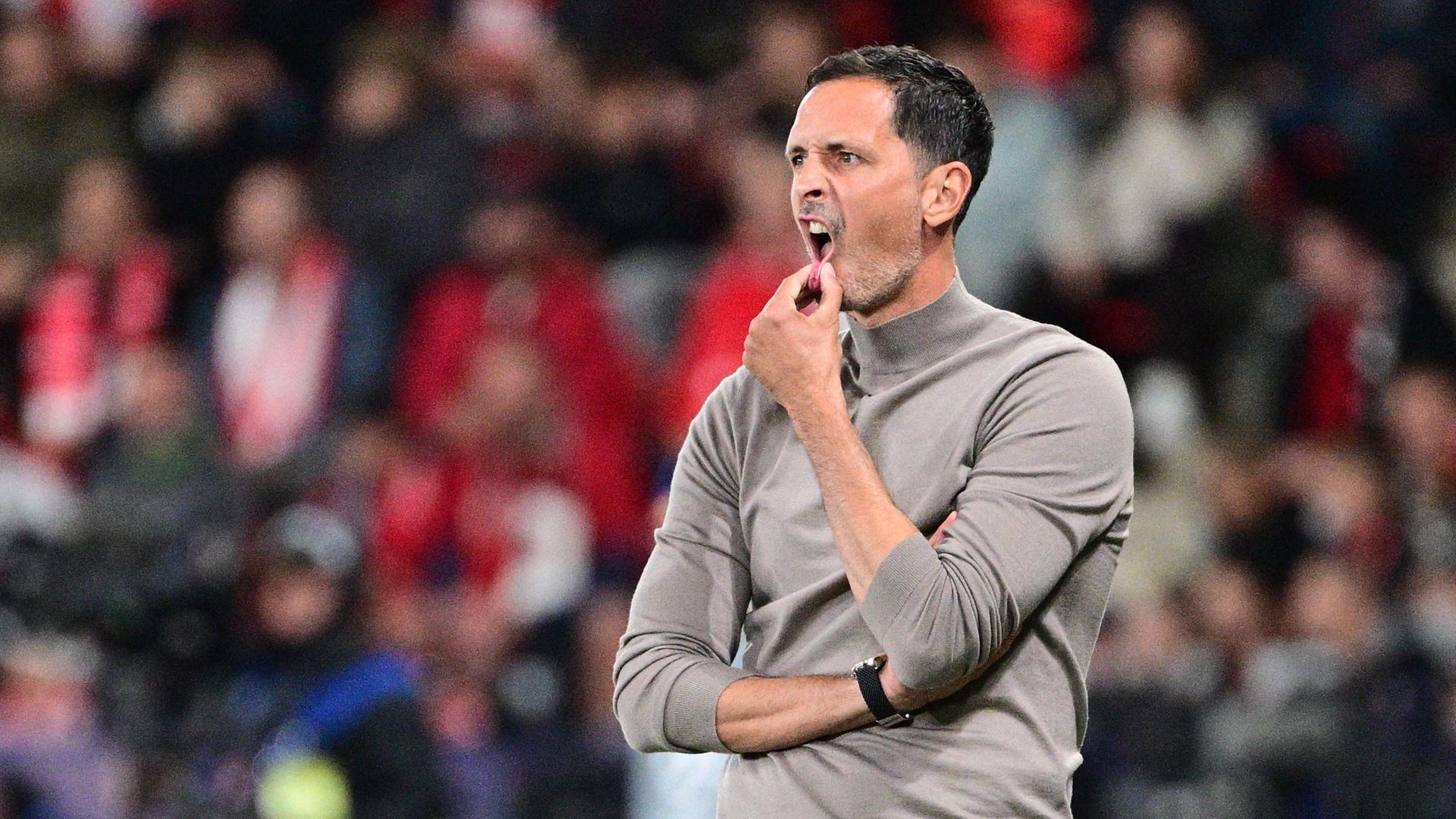Lens-Trainer Dino Toppmöller verfolgt das Spiel gegen Slavia Prag.