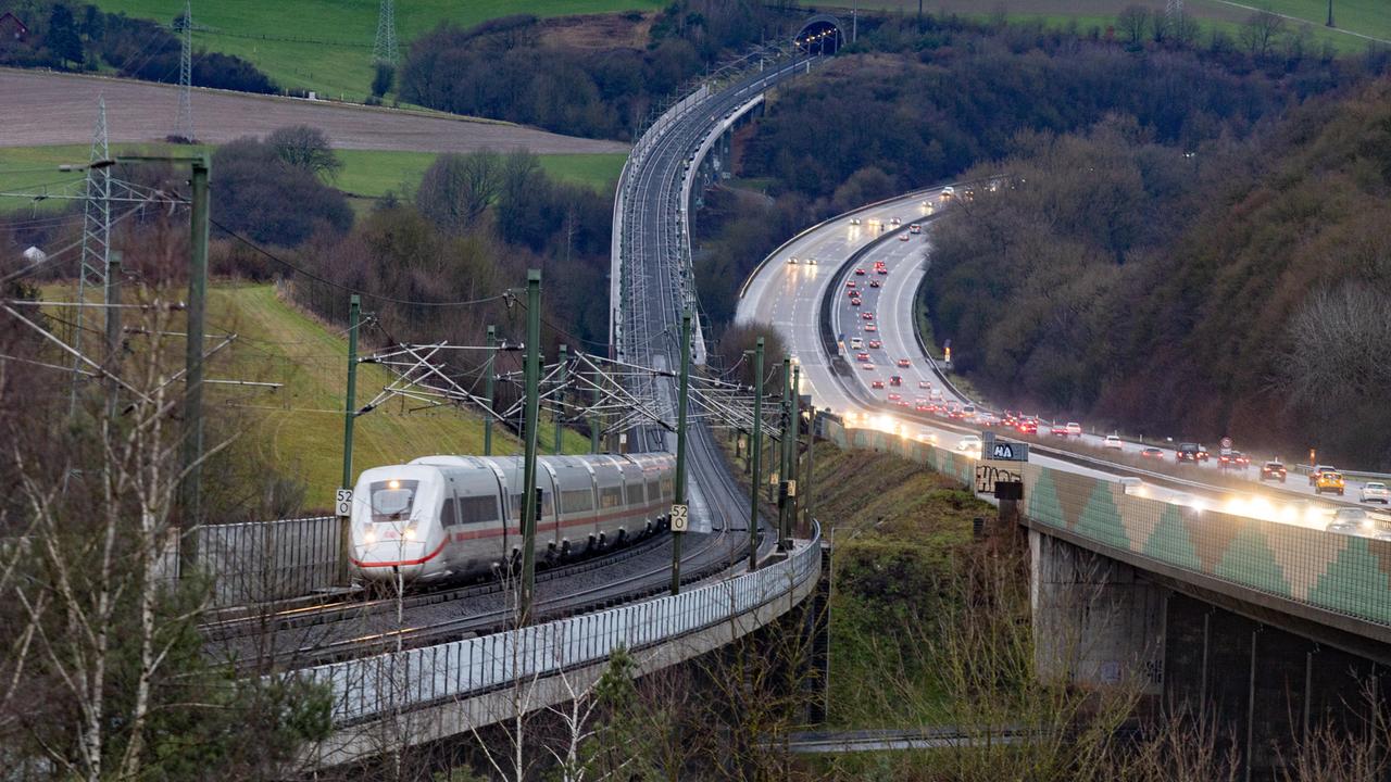 Die ICE Trasse führt in Höhe der Hallerbachtalbrücke, sowie der Wiedtalbrücke parallel an der Bundesautobahn A3 bei Neustadt Wied vorbei.