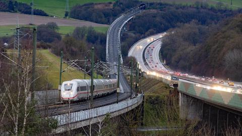 Die ICE Trasse führt in Höhe der Hallerbachtalbrücke, sowie der Wiedtalbrücke parallel an der Bundesautobahn A3 bei Neustadt Wied vorbei.