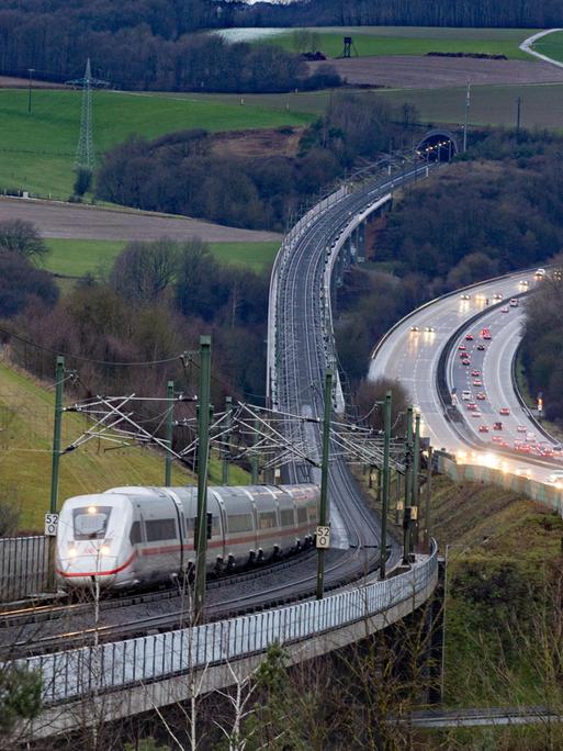 Die ICE Trasse führt in Höhe der Hallerbachtalbrücke, sowie der Wiedtalbrücke parallel an der Bundesautobahn A3 bei Neustadt Wied vorbei.