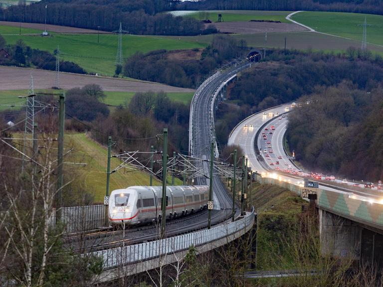 Die ICE Trasse führt in Höhe der Hallerbachtalbrücke, sowie der Wiedtalbrücke parallel an der Bundesautobahn A3 bei Neustadt Wied vorbei.
