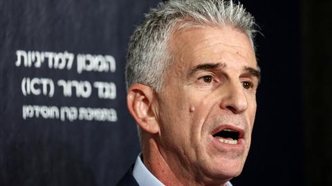 Der Direktor des Mossad, David Barnea, spricht bei einer Veranstaltung. Er hat den Kopf leicht nach links geneigt.