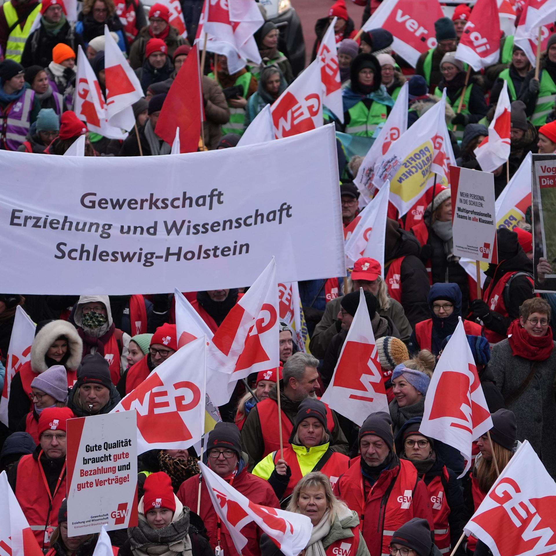 Hamburg: Beschäftigte des öffentlichen Dienstes demonstrieren während eines Warnstreiks.