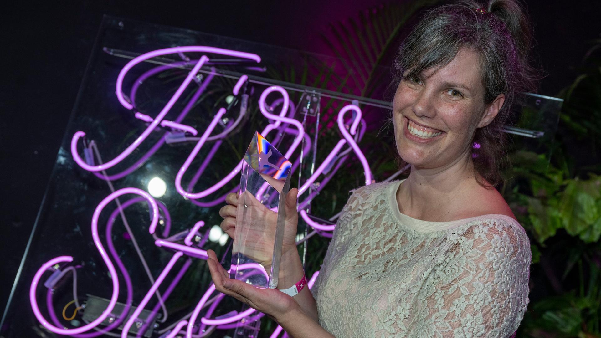 Berlin: Die Gewinnerin des First Steps Awards in der Kategorie "Abendfüllender Spielfilm" Sophie Linnenbaum freut sich nach der Verleihung des Filmpreises First Steps Award über ihre Auszeichnung. Berlin: Die Gewinnerin des First Steps Awards in der Kategorie "Abendfüllender Spielfilm" Sophie Linnenbaum freut sich nach der Verleihung des Filmpreises First Steps Award über ihre Auszeichnung.