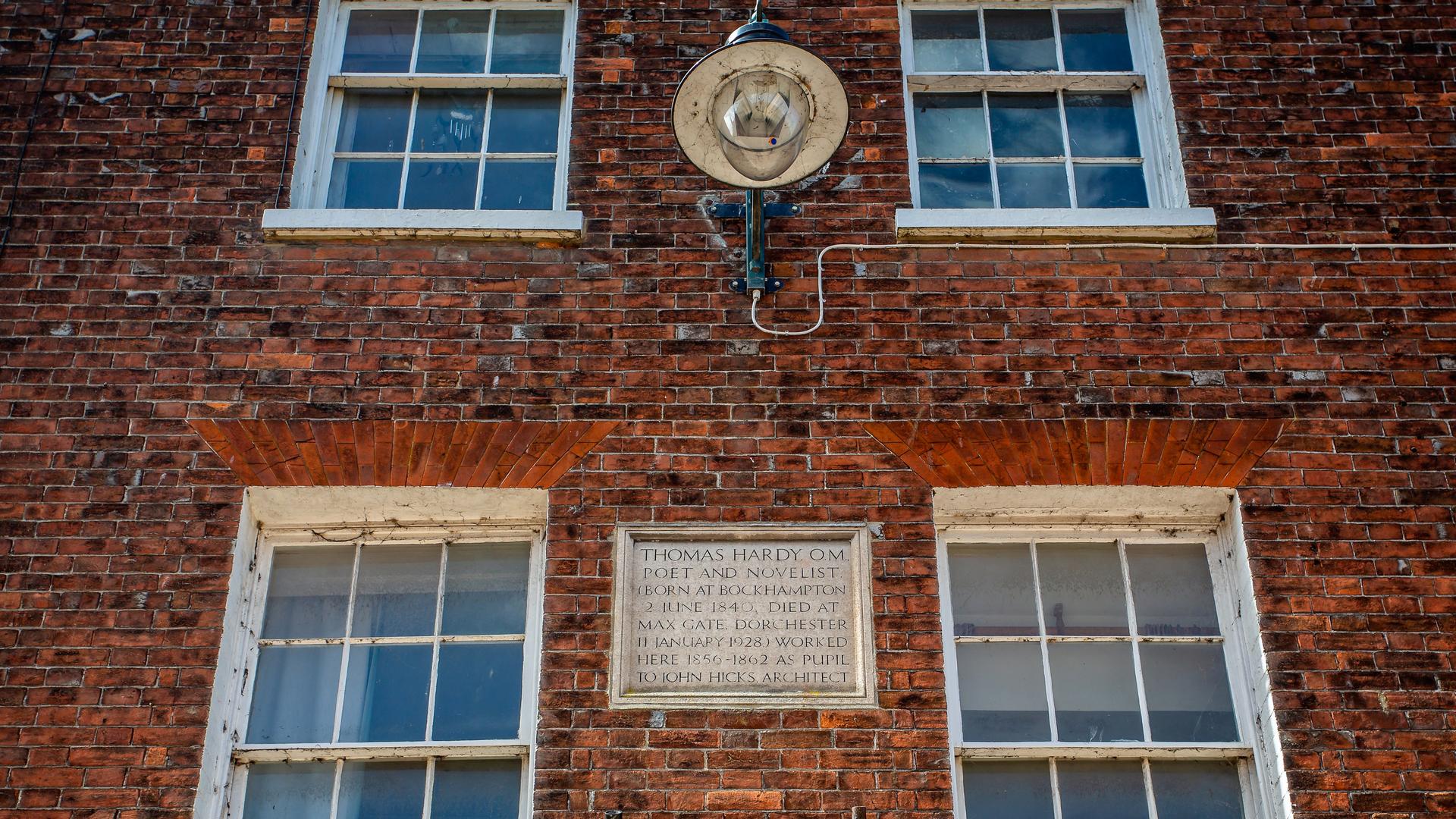 Eine Gedenktafel an einem Haus in Dorchester in der südenglischen Grafschaft Dorset erinnert an die Lehrzeit des englischen Schriftstellers und Dichters Thomas Hardy als Architekt. Eine Gedenktafel an einem Haus in Dorchester in der südenglischen Grafschaft Dorset erinnert an die Lehrzeit des englischen Schriftstellers und Dichters Thomas Hardy als Architekt.