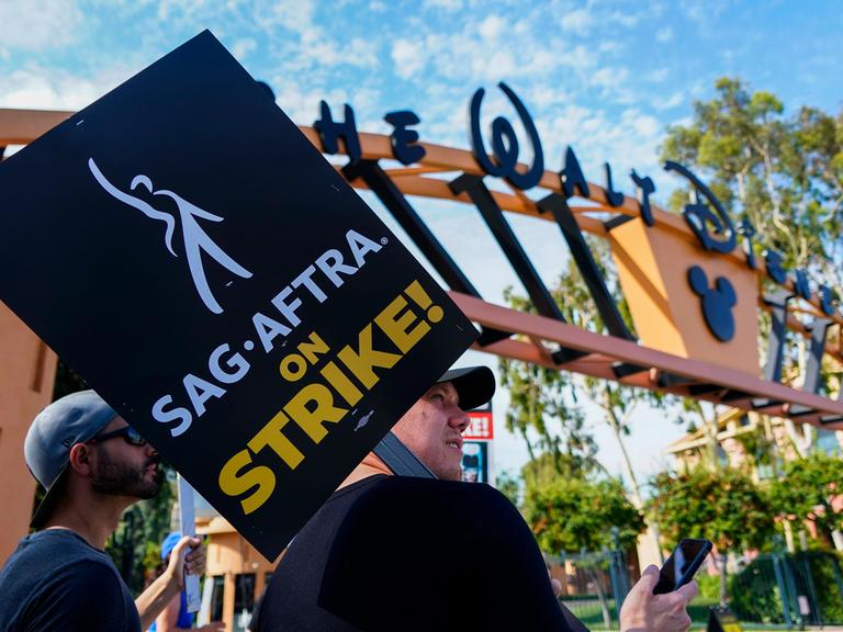 Hollywood Filmschaffende Streiken am 17.Juli 2023 vor den Walt Disney Studios
