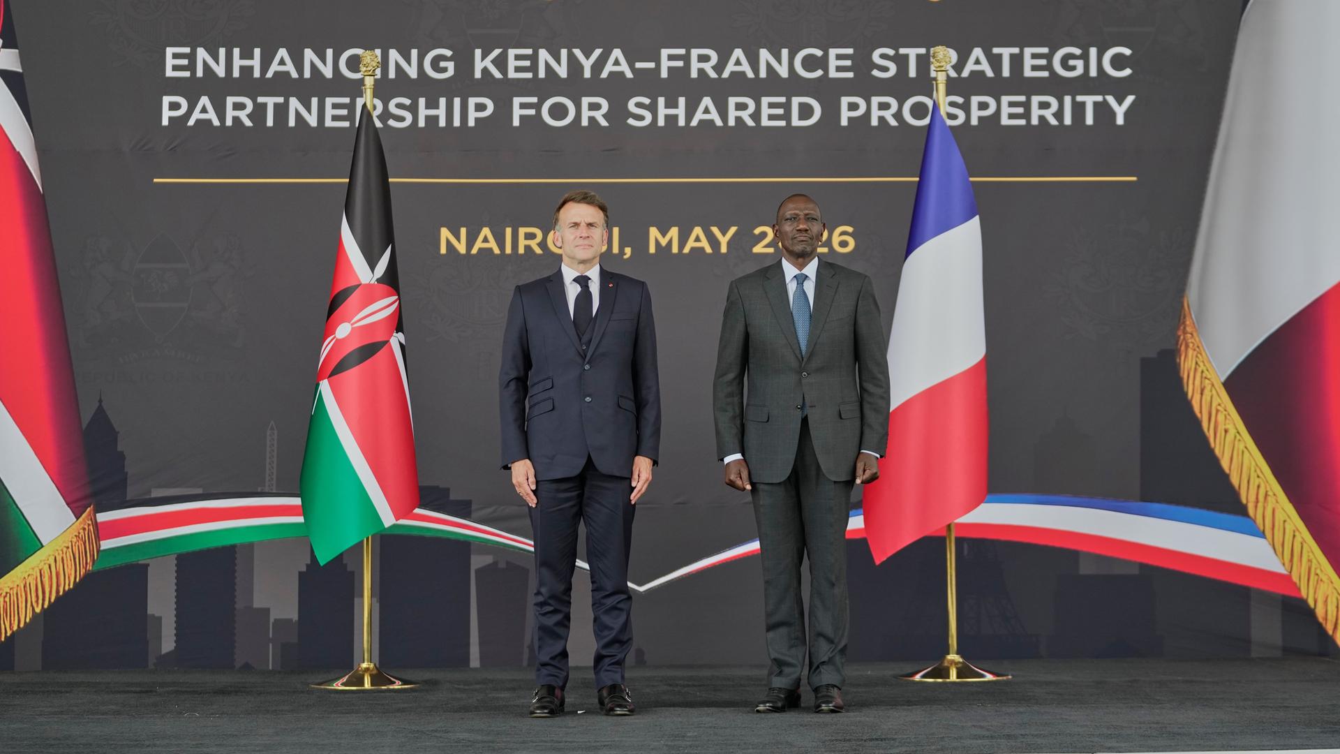 Frankreichs Präsident Emmanuel Macron und Kenias Präsident William Ruto stehen während der Nationalhymne im State House in Nairobi still. 
