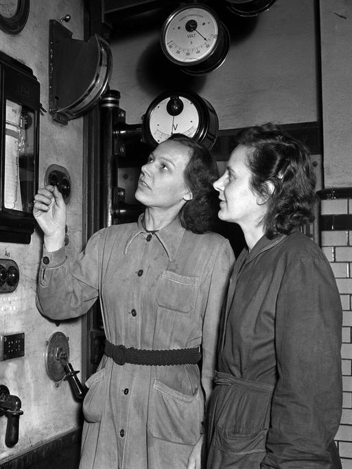 Historisches schwarz-weiß Foto: Zwei Arbeiterinnen bewachen Kontrollanzeigen in einem Kraftwerk in Osendorf/DDR 1953. 