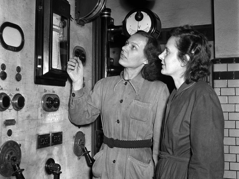 Historisches schwarz-weiß Foto: Zwei Arbeiterinnen bewachen Kontrollanzeigen in einem Kraftwerk in Osendorf/DDR 1953. 