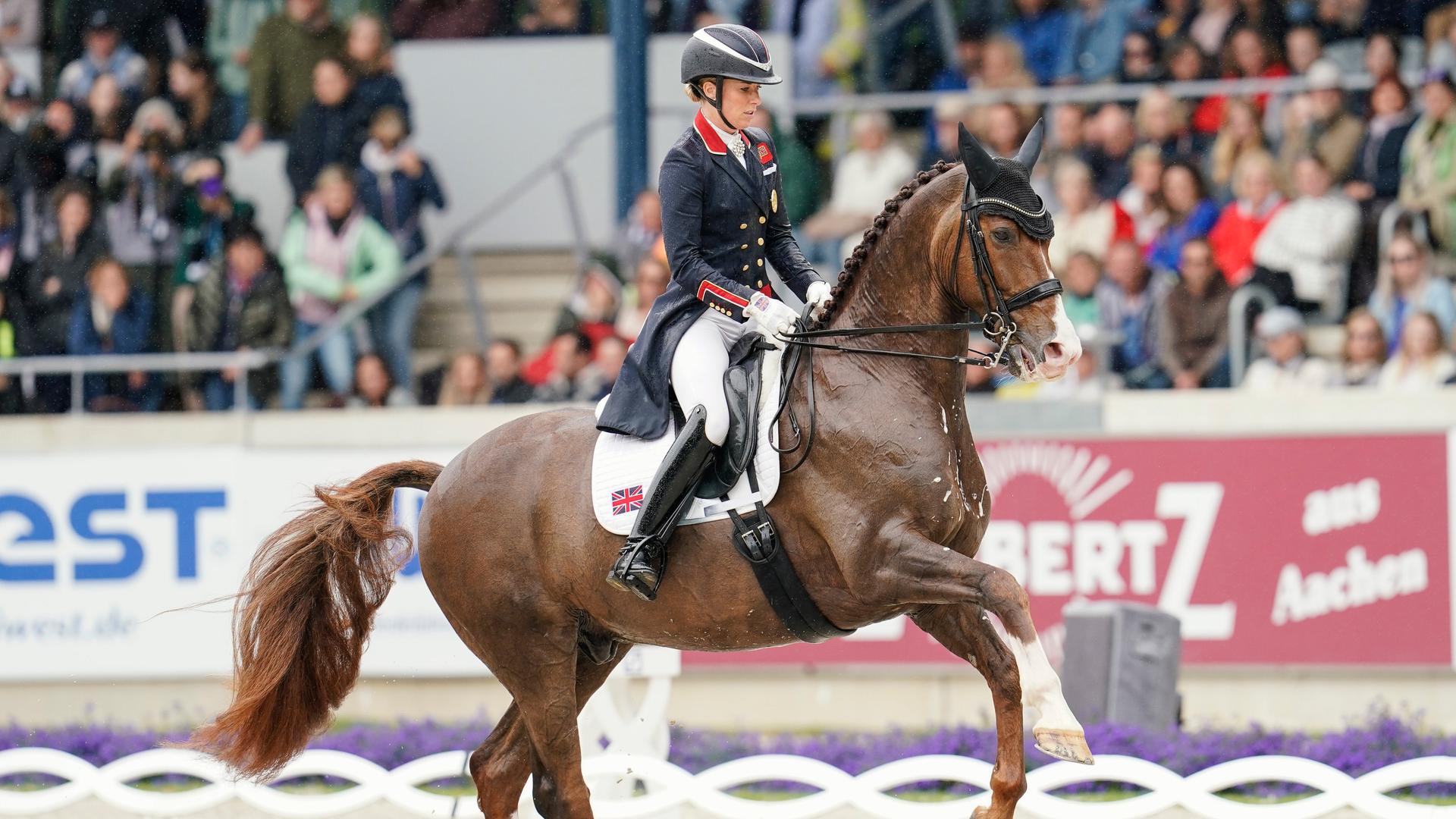 Charlotte Dujardin aus Großbritannien auf dem Pferd "Imhotep" reitet im Parcours beim CHIO in der Aachener Soers. 