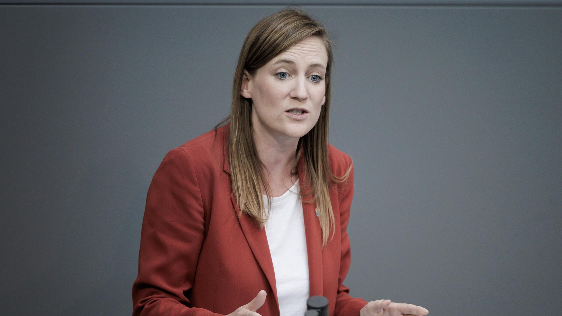 Carmen Wegge (SPD) spricht bei der Debatte über Mietpreisbremsen und Miethöhen im Bundestag. 